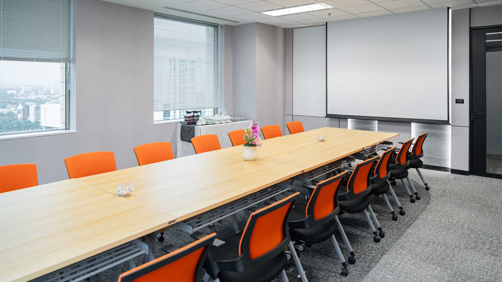 会議室-ジャカルタ-スペース-オフィス-インドネシア-onyx2-16人用-日本